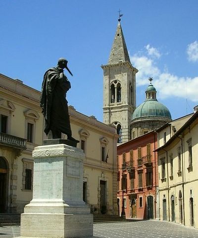 Sulmona_statua_Ovidio_con_naso_lungo.jpg